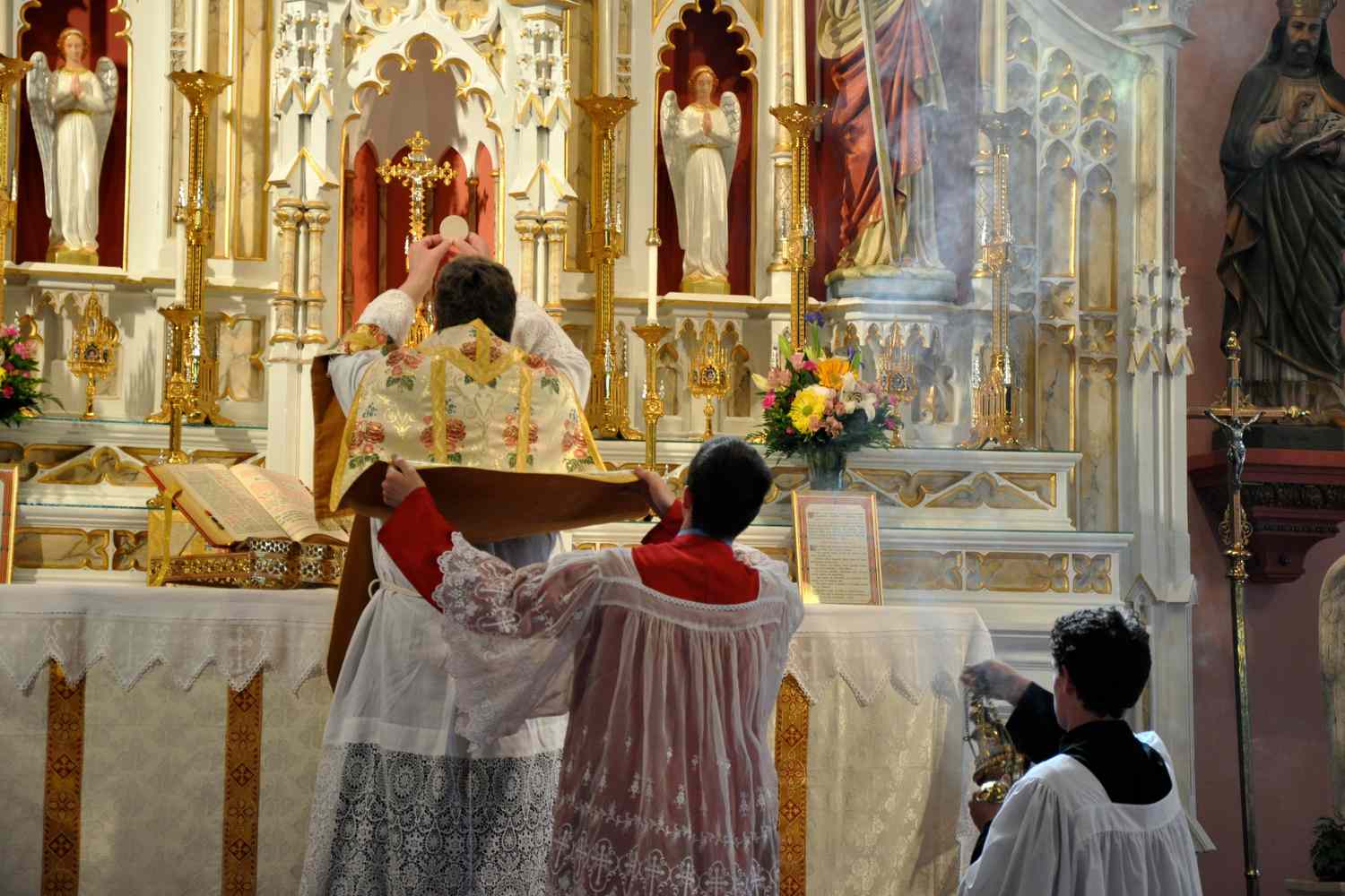 ¿Cuáles son los cinco preceptos de la Iglesia católica?